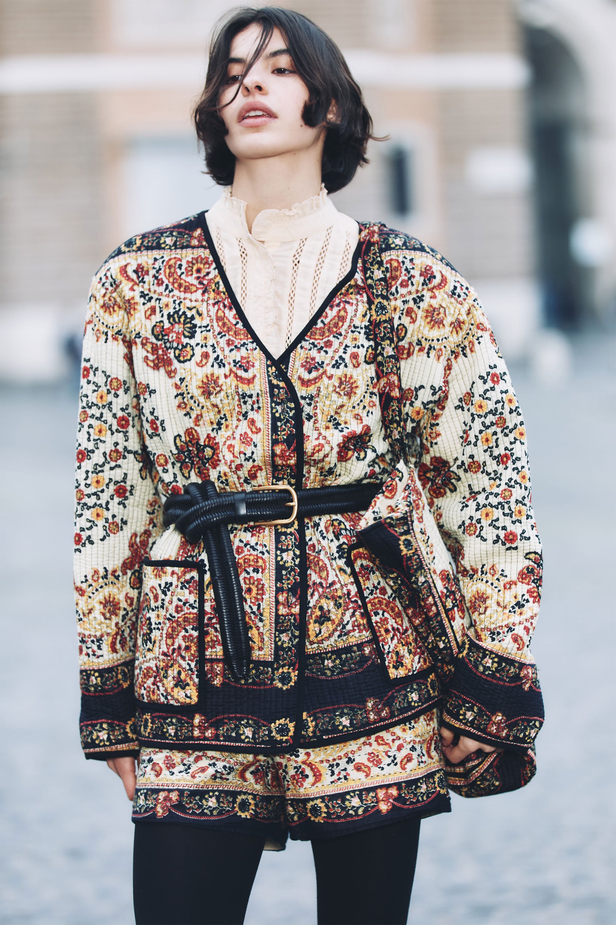 Kimono in Italian remains Kimono. This term is universally recognized and retains its elegance and exotic allure across languages. Marius