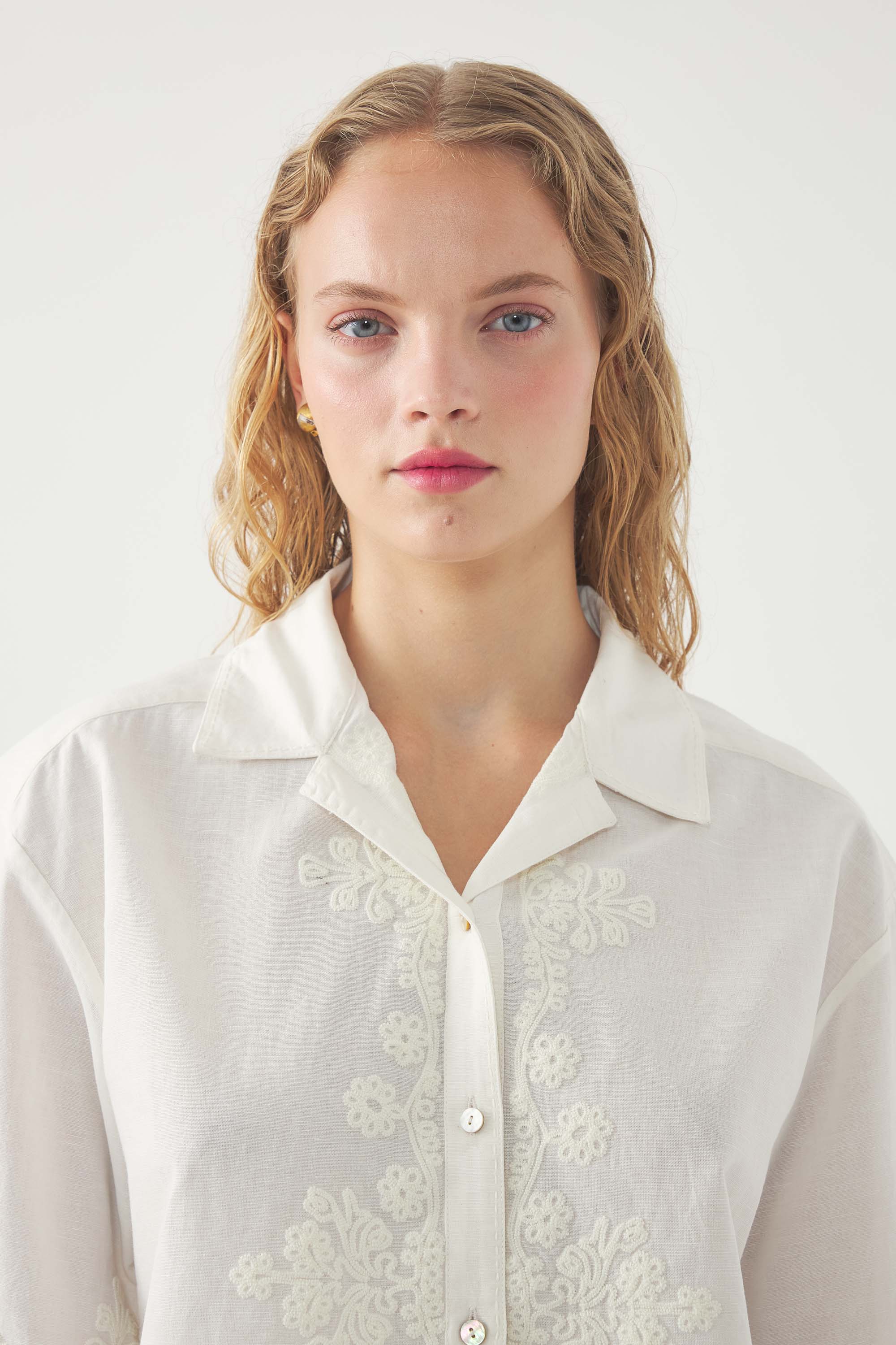Camicia ricamata Adonis